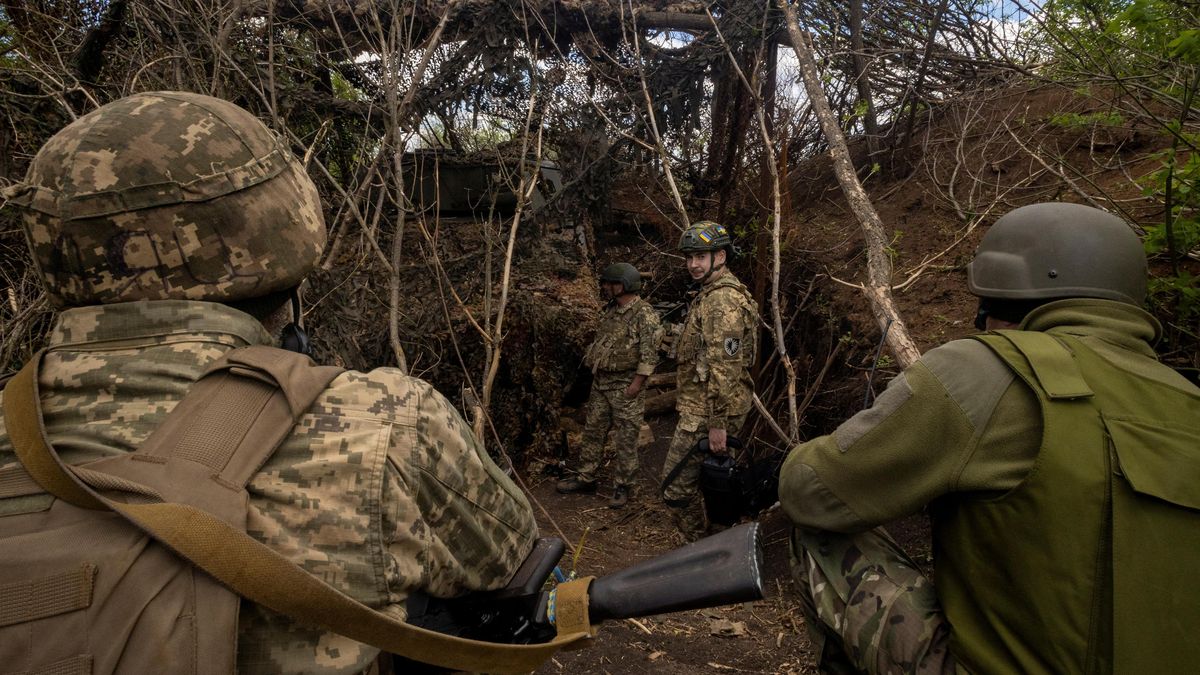 První americké zbraně se na ukrajinské bojiště dostanou do týdne po schválení pomoci, píše list